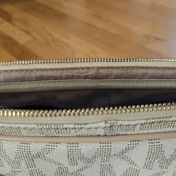 Michael Kors Satchel Handbag Cream Color Crossbody strap included - Picture 15 of 16